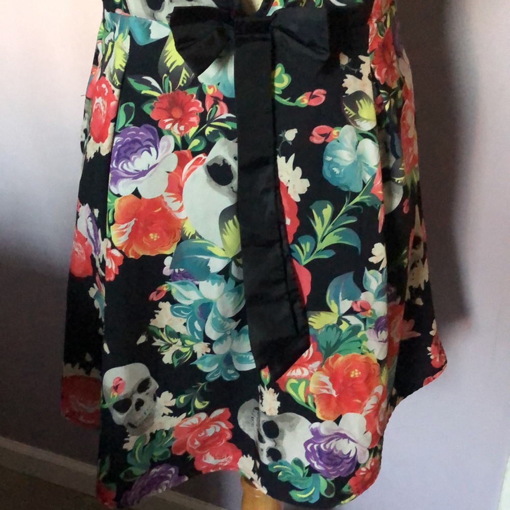 Cute floral & skulls dress. Low open back. - Picture 4 of 8
